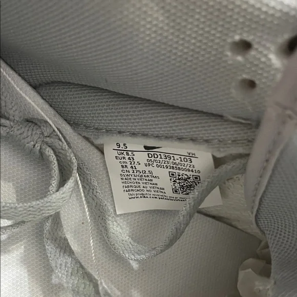 Nike Men's Gray and White Sneakers - Picture 9 of 10
